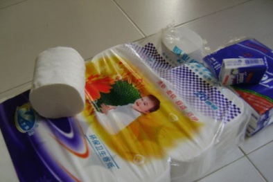 Giấy vệ sinh 'rởm' bán tràn lan